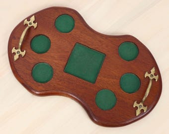 Dienblad voor drankjes met koperen handgrepen – roodbruin hout en groen vilt – geschikt voor 6 glazen en 1 fles – vintage hout en messing