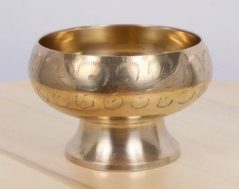 Bowl / Tray || Vintage solid brass || floral design