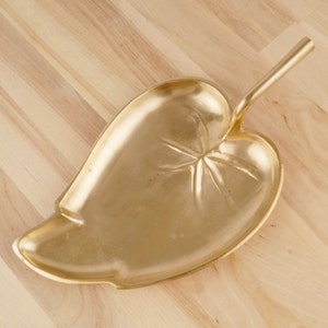 Leaf design Bowl / tray / plate / dish / food server / candy dish || Vintage solid brass || ring tray / jewellery plate / ashtray