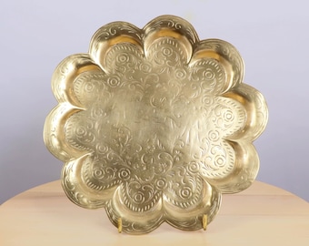 25 cm Tray / Plate || Vintage Solid Brass || handmade engravings || Flower shape tray
