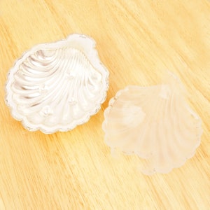 Soap dish / tray || glass removable inlay || Shell design || Vintage Silver plated / EPNS
