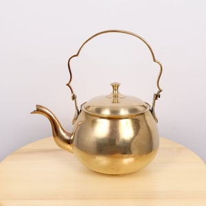 Teapot / coffee pot / kettle || simple design om the sides || Vintage solid brass