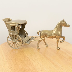 Horse pulling a carriage || Sculpture / figurine / statue || Vintage solid brass