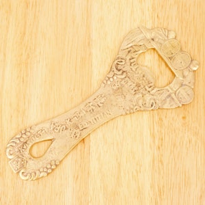 Grote flesopener || Gedetailleerd pub / bar scene design || Vintage massief messing