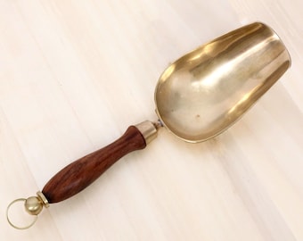 Vintage Süßigkeitsschaufel aus massivem Messing mit Holzgriff - Schöpfkelle / Servierlöffel / Küchenutensil - Retro Barware & Küchendeko