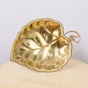 Leaf design Bowl / tray / plate / dish / food server / candy dish || Vintage solid brass || ring tray / jewellery plate / ashtray