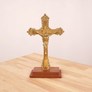 Crucifix / Cross with Jesus Christ || Vintage Solid Brass on wooden base