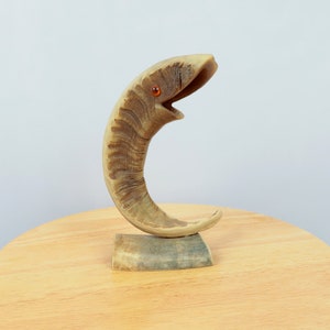 Figura de pez / escultura / estatua // Cuerno de oveja vintage // Pescado tallado a mano