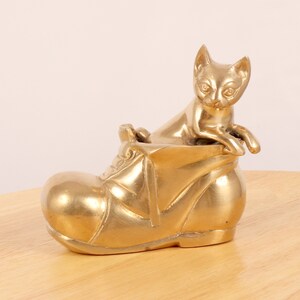 Shoe sculpture || Cat sitting in a Boot || Vintage Solid brass