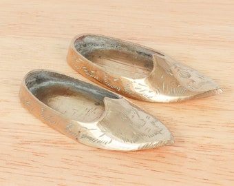 2 shoes / slippers || Floral design || Vintage solid brass || Miniatures || Ashtray || Set of two ( 2 )