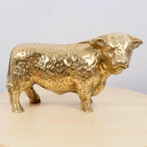 真鍮製の雄牛の置物、手作りの動物像、真鍮製の牛の彫刻、素朴な