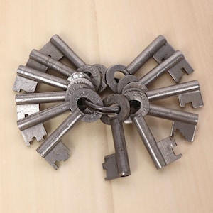 Key bunch / Key set held together with a ring || Vintage Metal alloy
