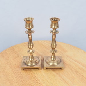 2 kandelaars / kandelaars || Vintage massief messing || Gemaakt in Engeland || Vierkante basis