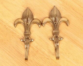 Rack / hook / holder / hanger (set of 2) in a shape of a French lilies / Fleur De Lys || wall decor || vintage solid brass