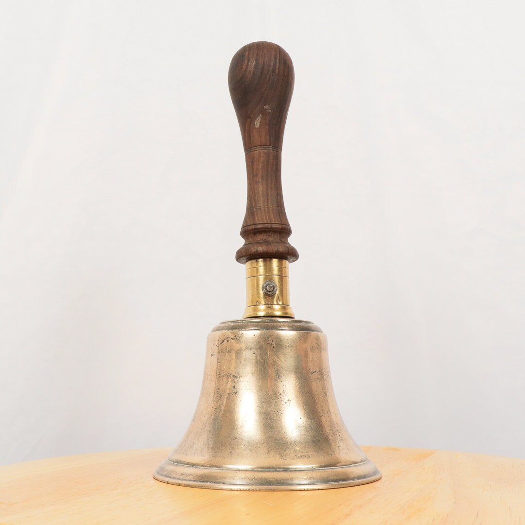 Campana a mano antica / con manico in legno marrone // Campana a mano in ottone massiccio vintage / campanella della scuola // Molto rumorosa - Italia
