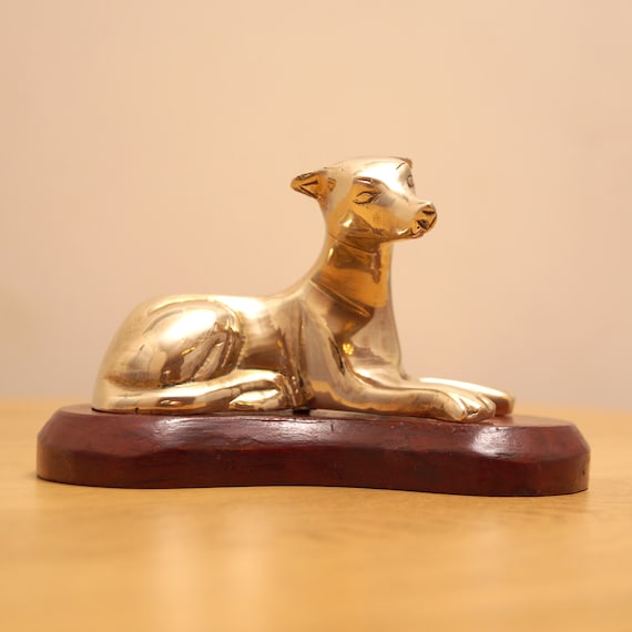 真鍮製の犬の像 || かわいいビンテージの犬の彫刻 || 木製の台座 