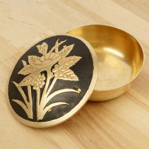 Rounded box with lid || Vintage Solid brass  || Floral design