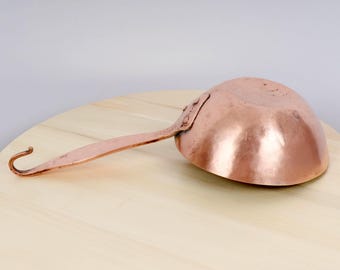 Antieke handgemaakte koperen pollepel met messing handvat – gehamerd ontwerp