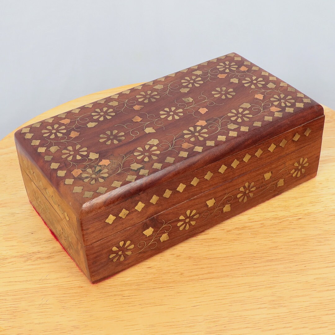 boîte à bijoux || bois d'époque dessin/motif floral marron foncé tissu rouge l'intérieur couvercle charnière