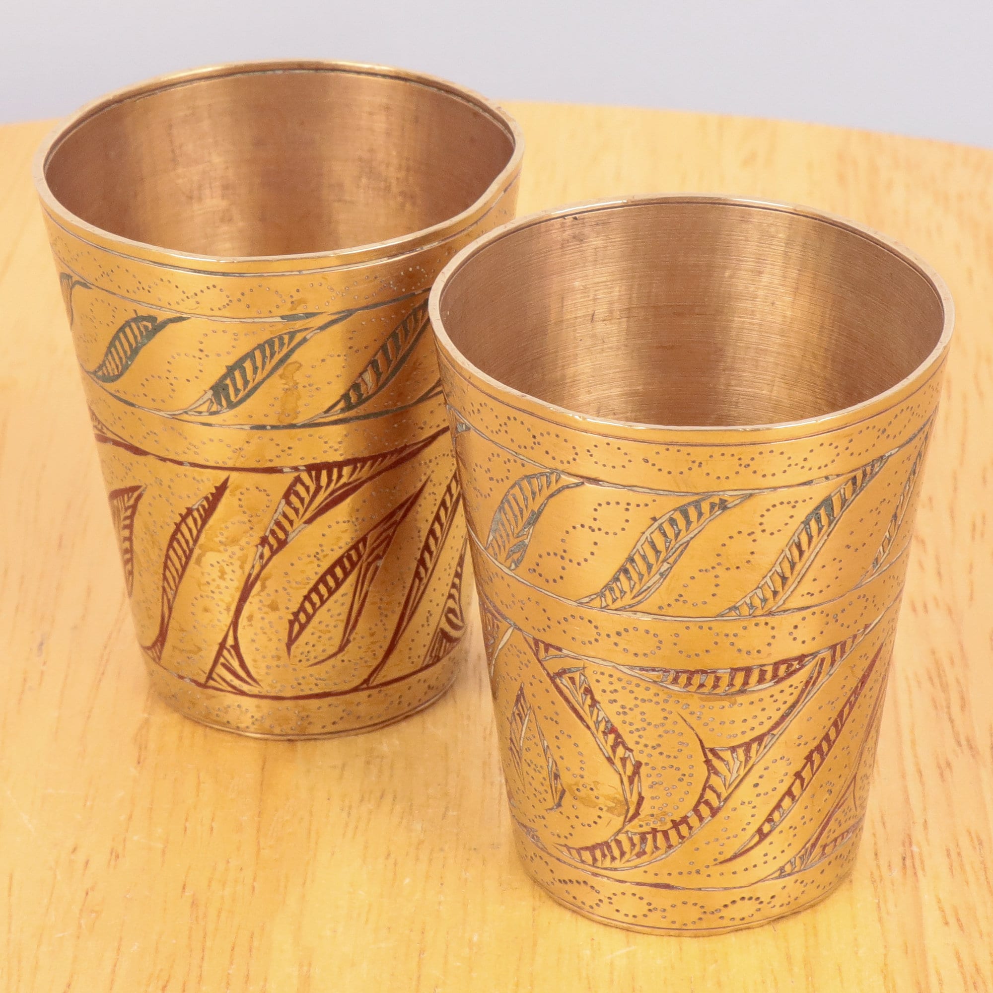 Plant pot with glasses