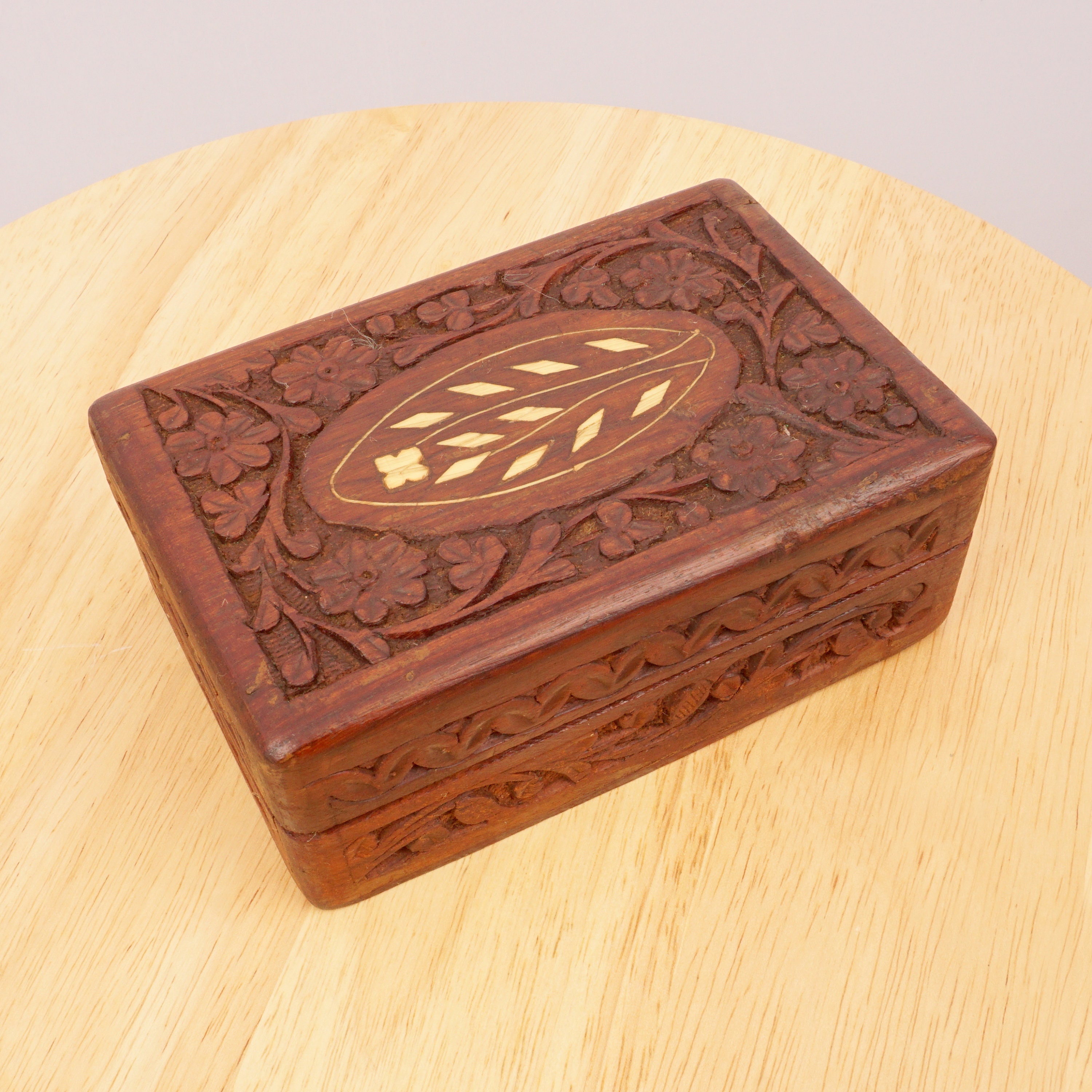 boîte à bijoux || bois d'époque dessin/motif floral marron foncé tissu violet l'intérieur couvercle