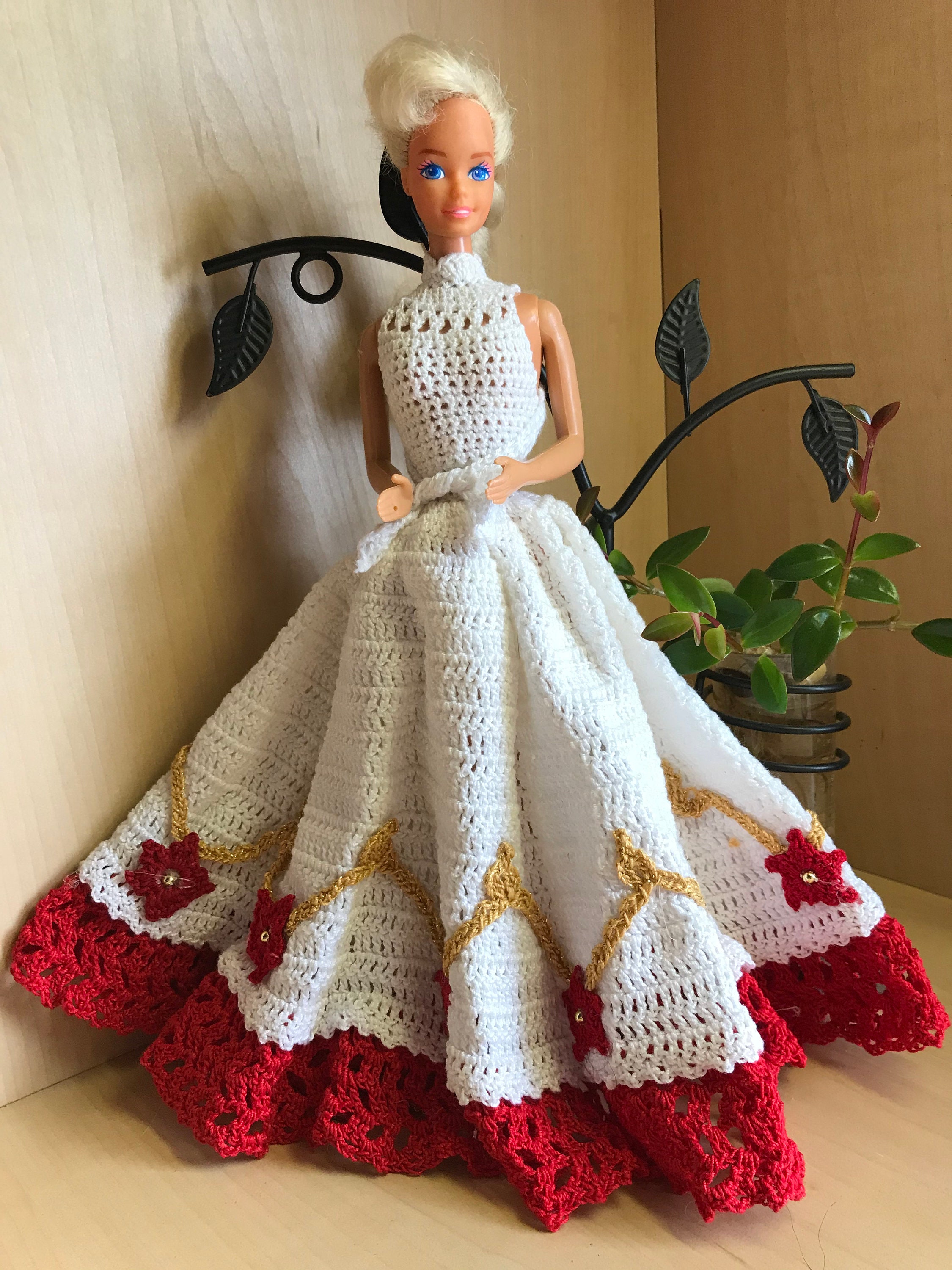 Roupa em crochê para boneca Barbie - vestido Midi branco.