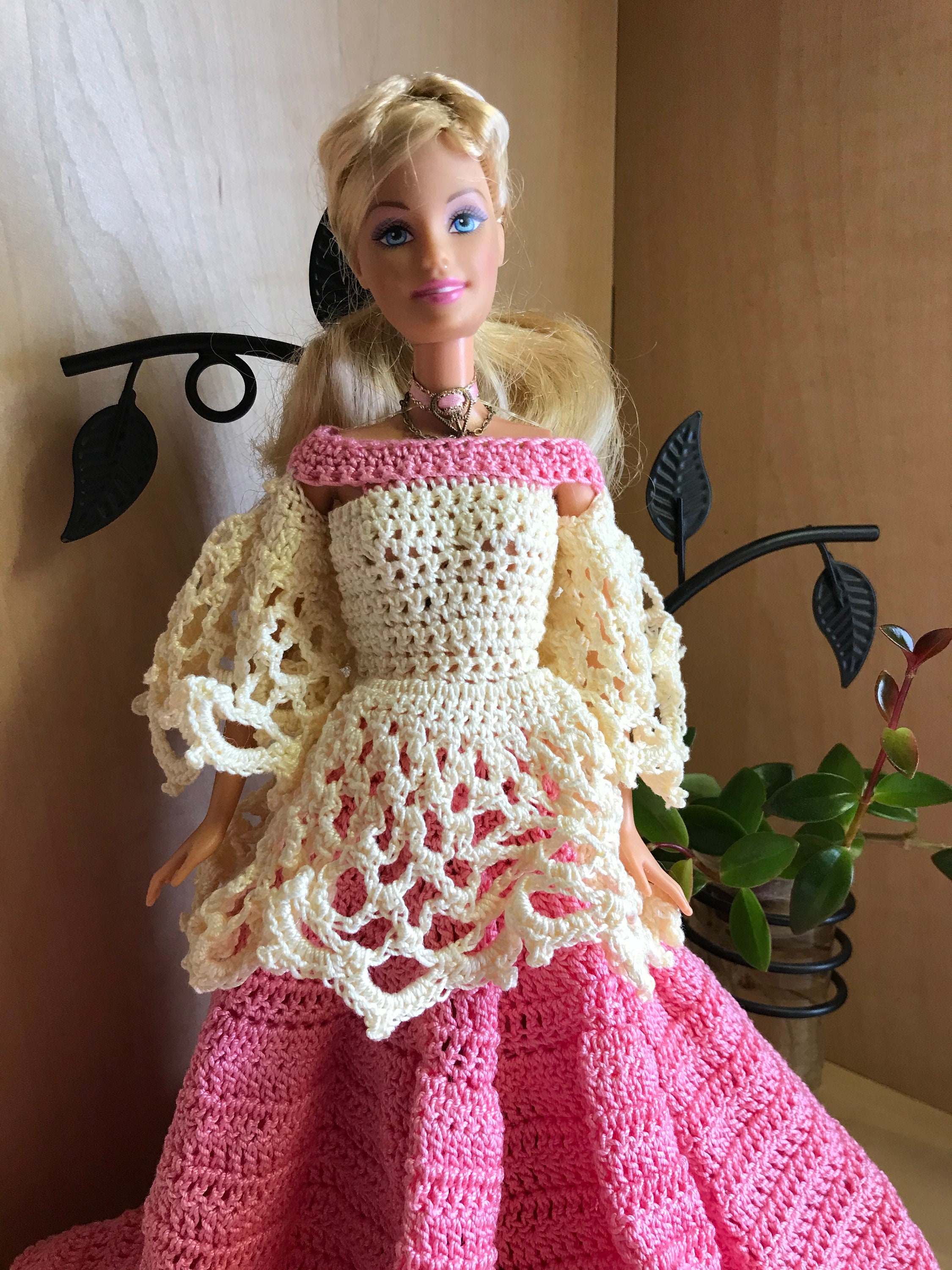 ROUPAS PARA BARBIE DE CROCHÊ  Crochet barbie clothes, Crochet doll dress,  Barbie clothes