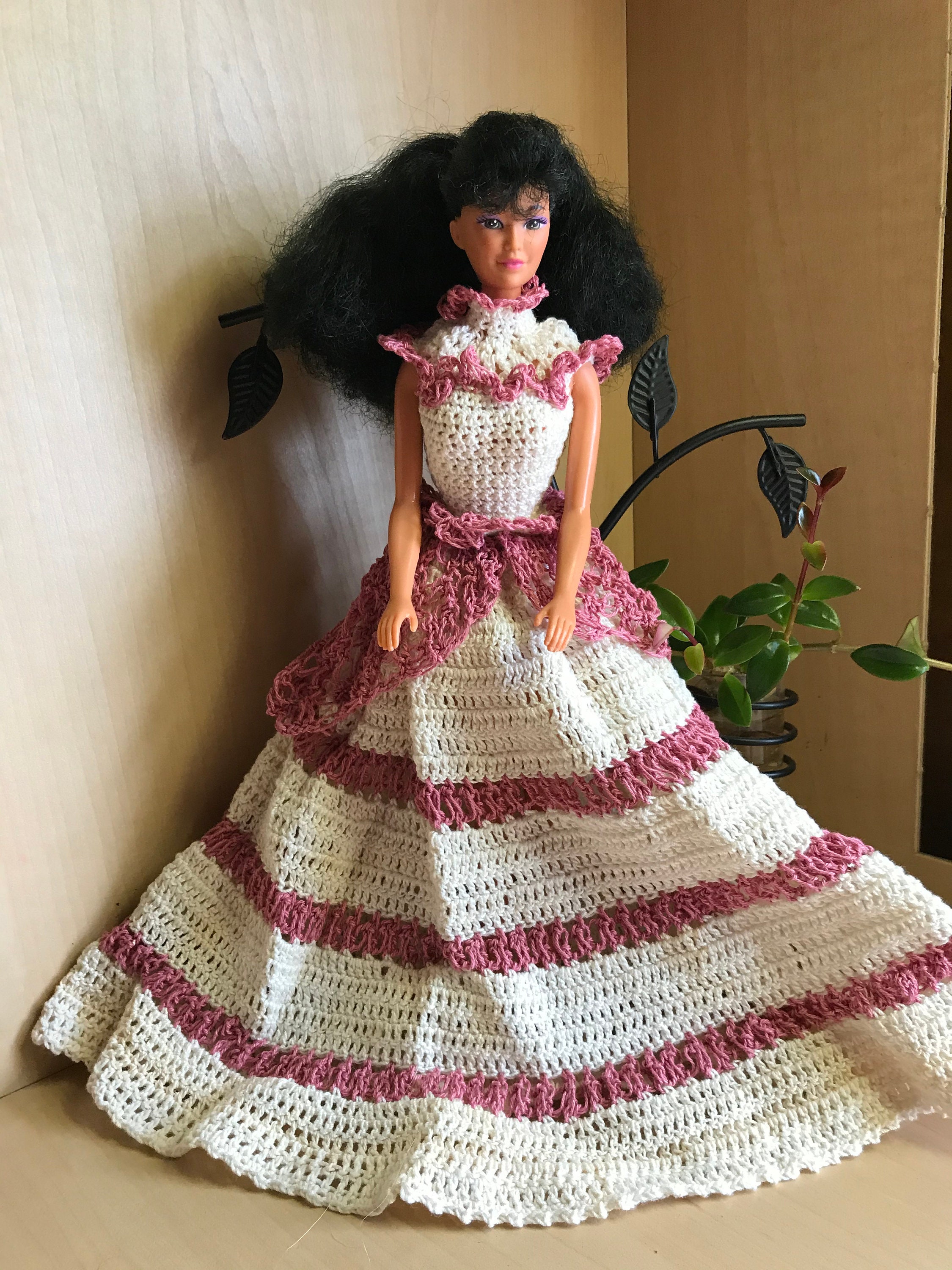 Boneca Barbie Roupa De Croch - MercadoLivre Brasil  Crochet barbie  clothes, Crochet doll dress, Barbie clothes