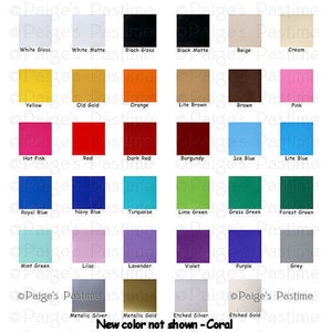 Puede incluir: Una tabla de 25 muestras de vinilo de diferentes colores, incluyendo blanco brillante, blanco mate, negro brillante, negro mate, beige, crema, amarillo, oro viejo, naranja, marr&oacute;n claro, marr&oacute;n, rosa, rosa intenso, rojo, rojo oscuro, burdeos, azul hielo, azul claro, azul real, azul marino, turquesa, verde lima, verde hierba, verde bosque, verde menta, lila, lavanda, violeta, morado, gris, plata metalizada, oro metalizado, plata grabada y oro grabado. El texto "Nuevo color no mostrado - Coral" est&aacute; en la parte inferior de la tabla.