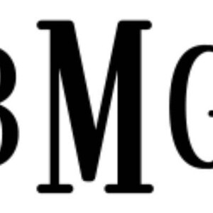Puede incluir: Monograma en blanco y negro con las letras BMG.
