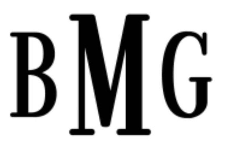 Puede incluir: Monograma en blanco y negro con las letras BMG.