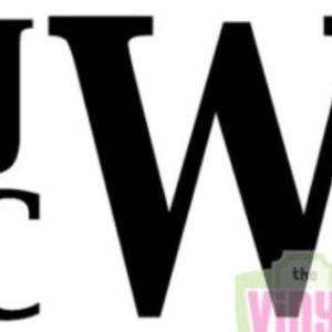 Puede incluir: Calcoman&iacute;a de vinilo negro con las letras "JW" en una fuente en negrita y de bloque.