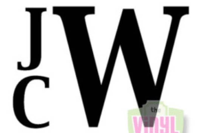 Puede incluir: Calcoman&iacute;a de vinilo negro con las letras "JW" en una fuente en negrita y de bloque.