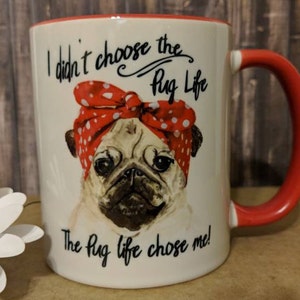 Peut inclure: Mug en c&eacute;ramique blanche avec int&eacute;rieur et anse rouges. Le mug repr&eacute;sente un carlin portant un bandana rouge &agrave; pois. Le texte sur le mug se lit : "I didn't choose the Pug Life, The Pug Life chose me!"