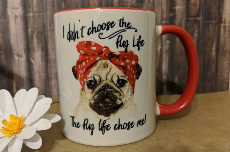 Peut inclure: Mug en c&eacute;ramique blanche avec int&eacute;rieur et anse rouges. Le mug repr&eacute;sente un carlin portant un bandana rouge &agrave; pois. Le texte sur le mug se lit : "I didn't choose the Pug Life, The Pug Life chose me!"