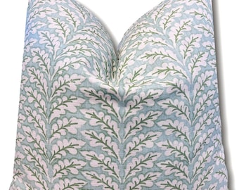 Funda de almohada con hojas tropicales, diseño botánico azul y verde, con acento costero y flores vintage. SOLO FUNDA.