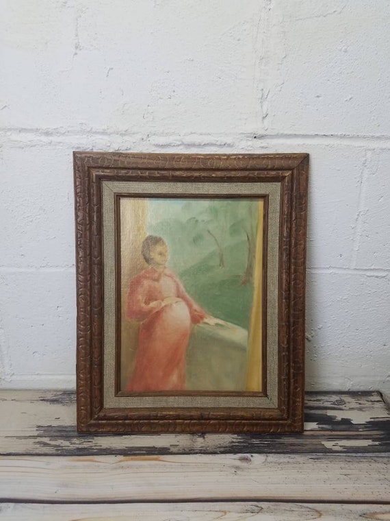 Tableau vintage, cadre en bois fleuri, femme enceinte, regardant