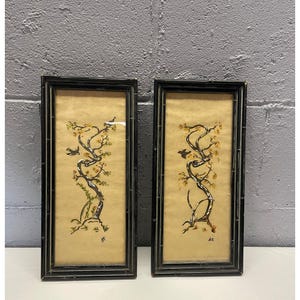 Conjunto de 2 pinturas japonesas enmarcadas vintage de los años 50 con pájaros y árboles en acuarela.