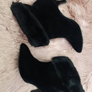 Vintage 60s Black Velvet Ankle Boots with Faux Fur Cuff | Mod Booties | Cobbies Boots | Size 6 1/2 | Kitten Heel