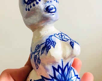 Escultura de mujer de arcilla azul y blanca: objeto artístico de pájaro loto