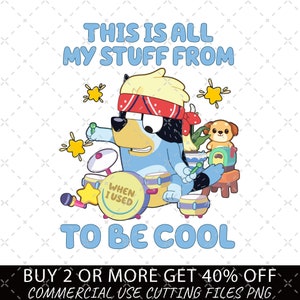 Può includere: Illustrazione di un cartone animato di un cane blu che suona una batteria, con una bandana rossa e un cappello giallo. Il testo "THIS IS ALL MY STUFF FROM WHEN I USED TO BE COOL" è sopra il cane. Stelle gialle e un cagnolino sono anche nell'immagine.