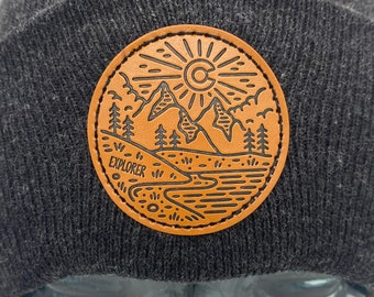 Colorado - Gorro para clima frío con tapa de explorador, gorro con parche de piel, gorro de invierno con escena de montaña