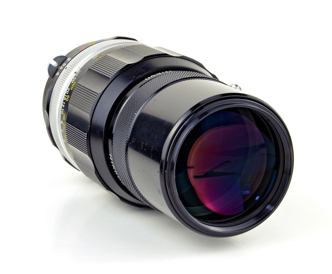 Objectif Nikon Nikkor-Q.C Auto 200mm F/4 – Monture F, Avec Bouchons, Très Bon état (occasion)