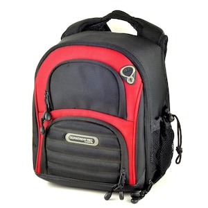Könnte beinhalten: Schwarzer und roter Kamerarucksack mit einer Reißverschlusstasche und einer seitlichen Netztasche. Der Rucksack hat ein schwarzes Etikett mit der Aufschrift "QUANTARAY PRO".