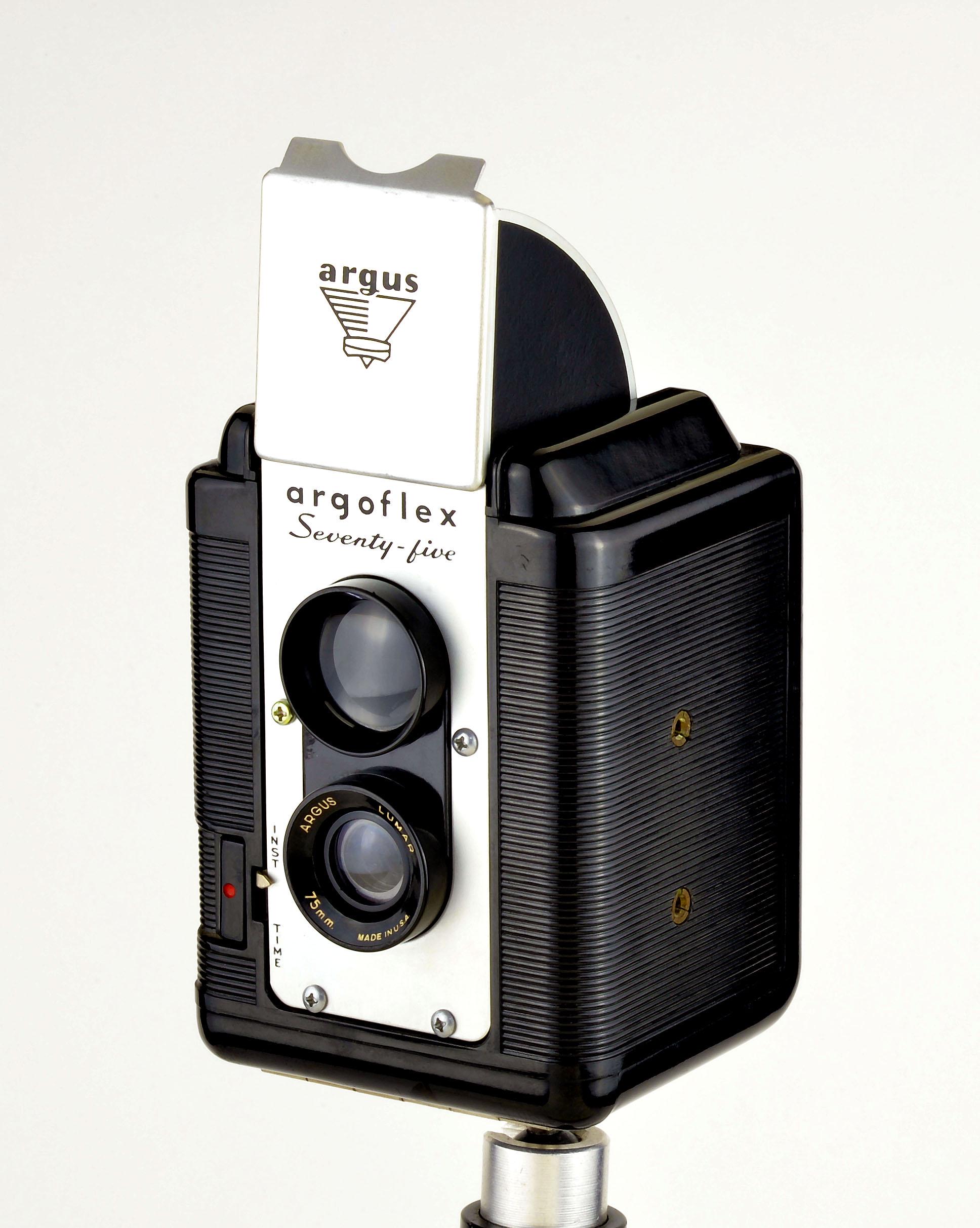 I’m officially hoarding Argus Argoflex Seventy Five box cameras. These are SUPER user friendly with a few little quirks. They’re really easy to service and clean, but getting the case back together is
