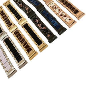 Puede incluir: Un conjunto de siete correas de reloj con diferentes dise&ntilde;os de patrones. Las correas est&aacute;n hechas de metal con un esquema de color negro y dorado. Los patrones incluyen estampado de leopardo, m&aacute;rmol y dise&ntilde;os florales.
