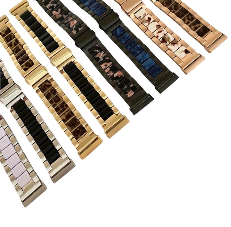 Puede incluir: Un conjunto de siete correas de reloj con diferentes dise&ntilde;os de patrones. Las correas est&aacute;n hechas de metal con un esquema de color negro y dorado. Los patrones incluyen estampado de leopardo, m&aacute;rmol y dise&ntilde;os florales.