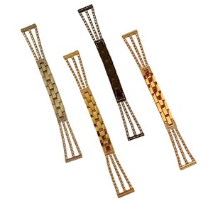 Pu&ograve; includere: Quattro cinturini per orologio con un design a catena a maglie. I cinturini sono in oro, argento e nero.