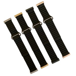 Peut inclure: Quatre bracelets de montre en m&eacute;tal noir avec des fermoirs de diff&eacute;rentes couleurs. Les bracelets sont faits d'un mat&eacute;riau m&eacute;tallique flexible et ont un design &eacute;l&eacute;gant et moderne.