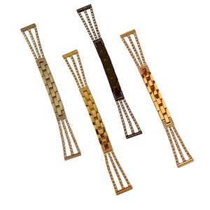 K&ouml;nnte beinhalten: Vier Uhrenarmb&auml;nder mit einem Gliederketten-Design. Die Armb&auml;nder sind in Gold, Silber und Schwarz.